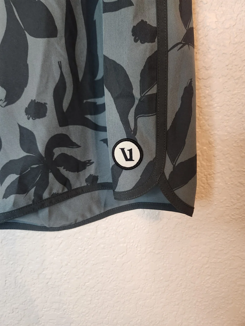 Vuori Men's Cruise Boardshorts featuring a blue hydrangea botanical size 36 V314